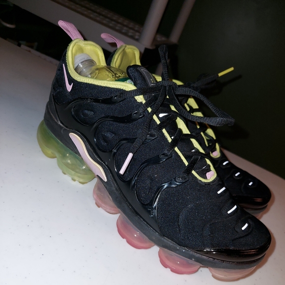 nike air vapormax plus black pink rise volt